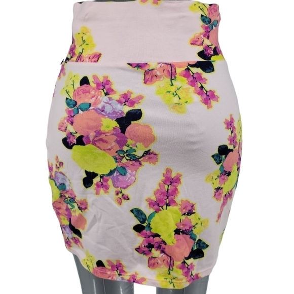 PINK Victoria’s Secret Pink Floral Mini Skirt Size M - Picture 2 of 10
